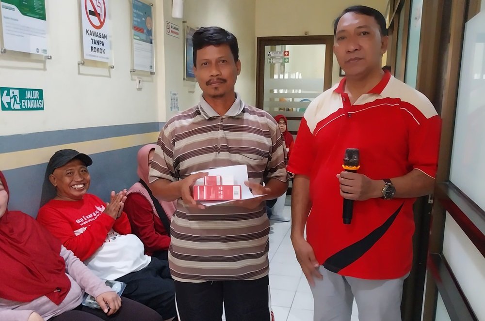 Penyerahan Glucometer oleh dr. Sofyan